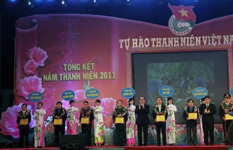 Phó Thủ tưởng Nguyễn Thiện Nhân phát biểu và trao thưởng cho 10 công trình tiêu biểu năm 2011. (Ảnh Thu Hòe)
